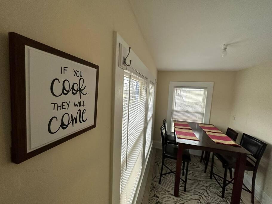 The Yellow Door 3-Bedroom Downtown Near Vt&Ru رادفورد المظهر الخارجي الصورة