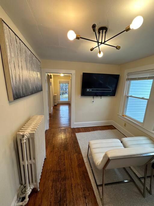 The Yellow Door 3-Bedroom Downtown Near Vt&Ru رادفورد المظهر الخارجي الصورة