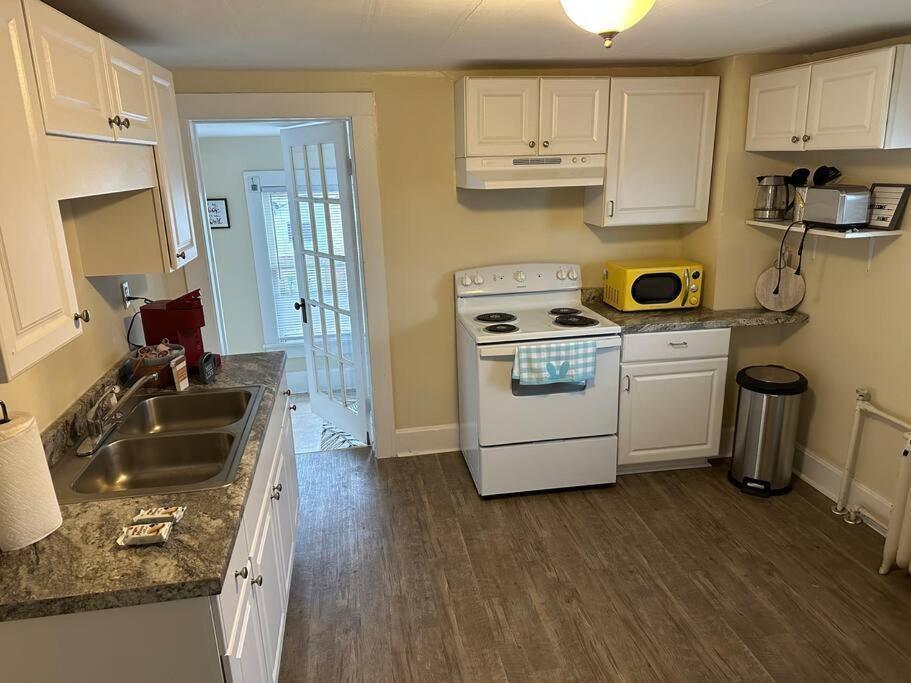 The Yellow Door 3-Bedroom Downtown Near Vt&Ru رادفورد المظهر الخارجي الصورة